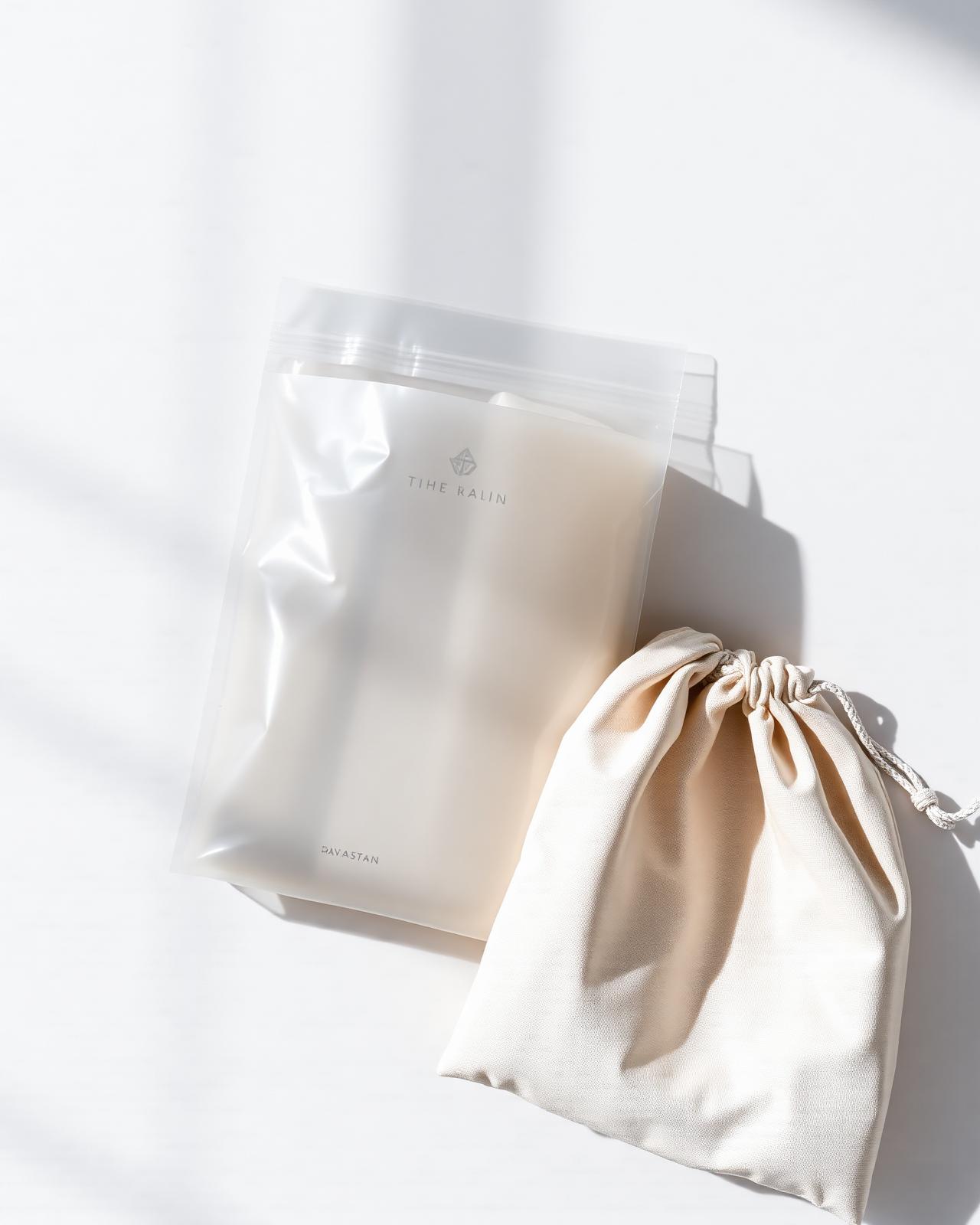 Premium frosted polybag met subtiel logo naast natuurlijke katoenen dust bag